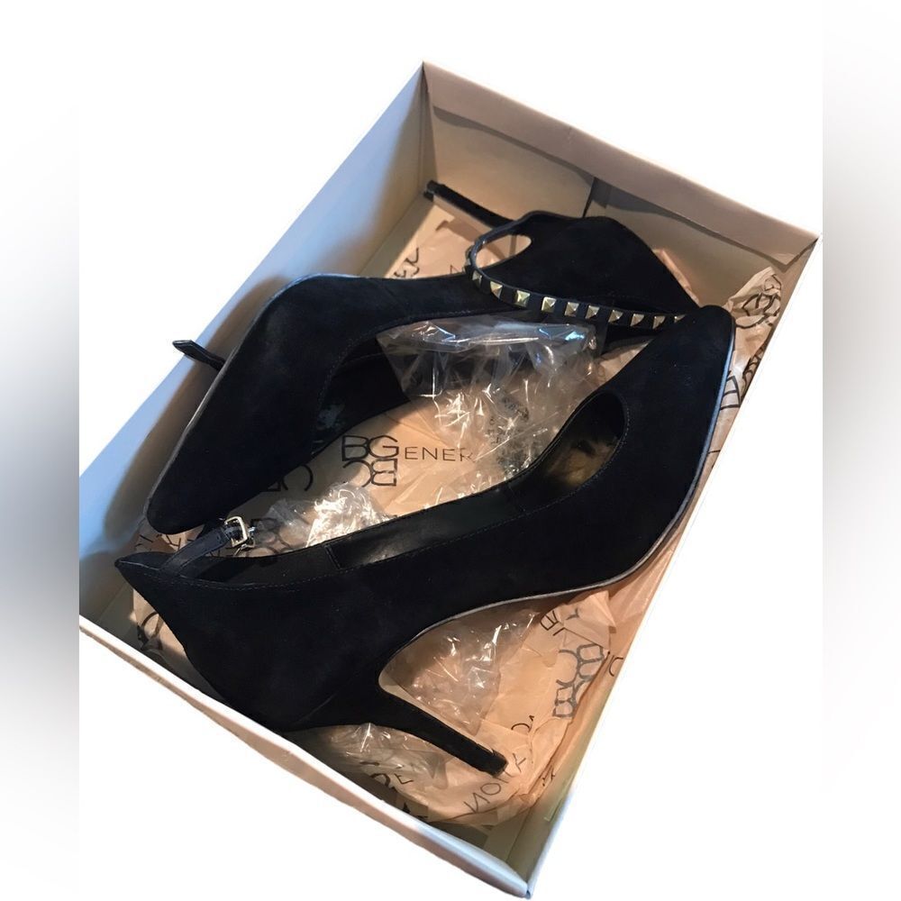 BCBGeneration size 9 black velvet pumps with gold accents excellent condition
